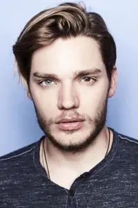 Фото  (Dominic Sherwood)