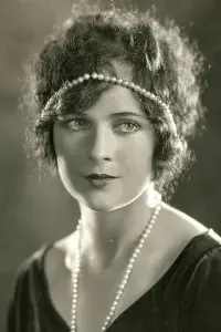 Фото  (Jacqueline Logan)