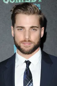 Фото Дастін Мілліган (Dustin Milligan)