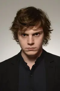 Фото Еван Пітерс (Evan Peters)