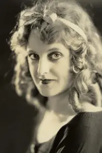 Фото  (Ella Hall)