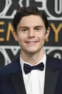 Фото Еван Пітерс (Evan Peters)