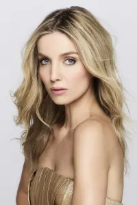 Фото Аннабель Уолліс (Annabelle Wallis)