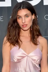 Фото  (Rainey Qualley)