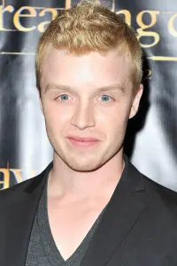 Фото Ноель Фішер (Noel Fisher)