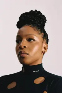 Фото  (Julie Adenuga)