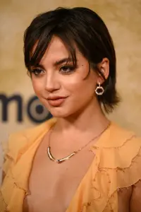 Фото Ізабела Мерсед (Isabela Merced)