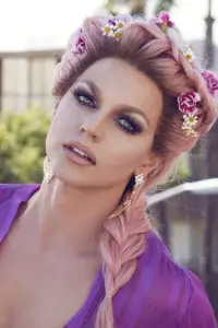 Фото  (Courtney Act)