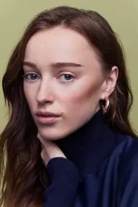Фото Фібі Дайневор (Phoebe Dynevor)