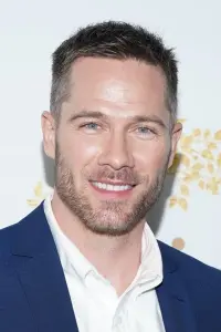 Фото Люк Макфарлейн (Luke Macfarlane)