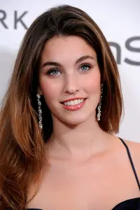 Фото  (Rainey Qualley)