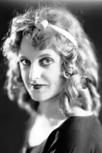 Фото  (Ella Hall)