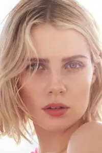 Фото Люсі Бойнтон (Lucy Boynton)