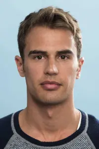 Фото Тео Джеймс (Theo James)