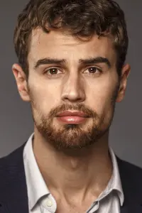 Фото Тео Джеймс (Theo James)