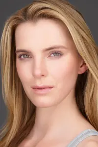 Фото Бетті Гілпін (Betty Gilpin)