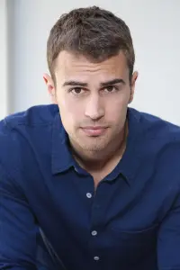 Фото Тео Джеймс (Theo James)