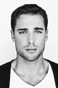 Фото Дастін Мілліган (Dustin Milligan)