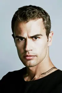 Фото Тео Джеймс (Theo James)