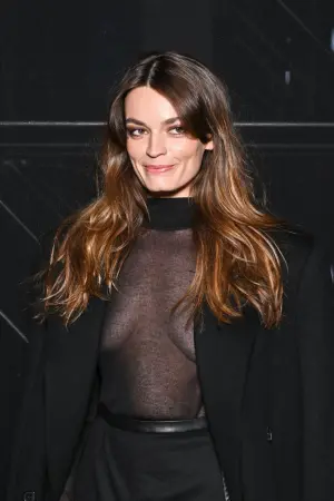 Фото Емма Маккі (Emma Mackey) #4580