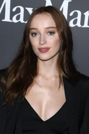 Фото Фібі Дайневор (Phoebe Dynevor) #146439