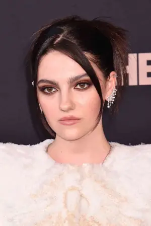 Фото Емілі Кері #35724