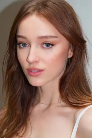 Фото Фібі Дайневор (Phoebe Dynevor) #328321