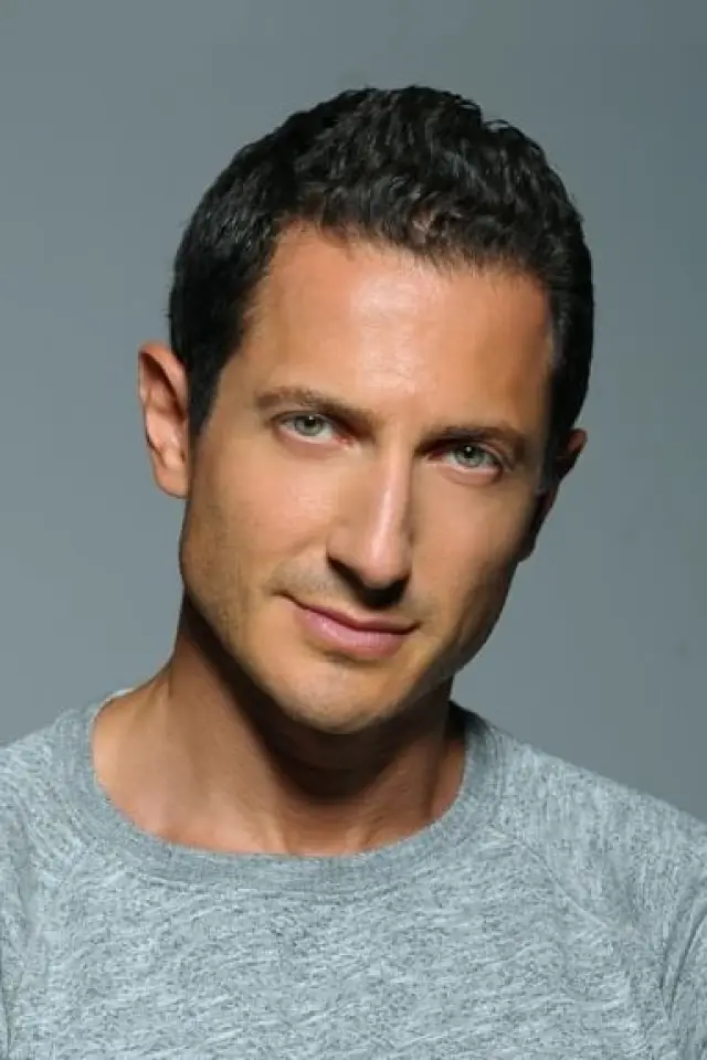 Фото Саша Ройз (Sasha Roiz)