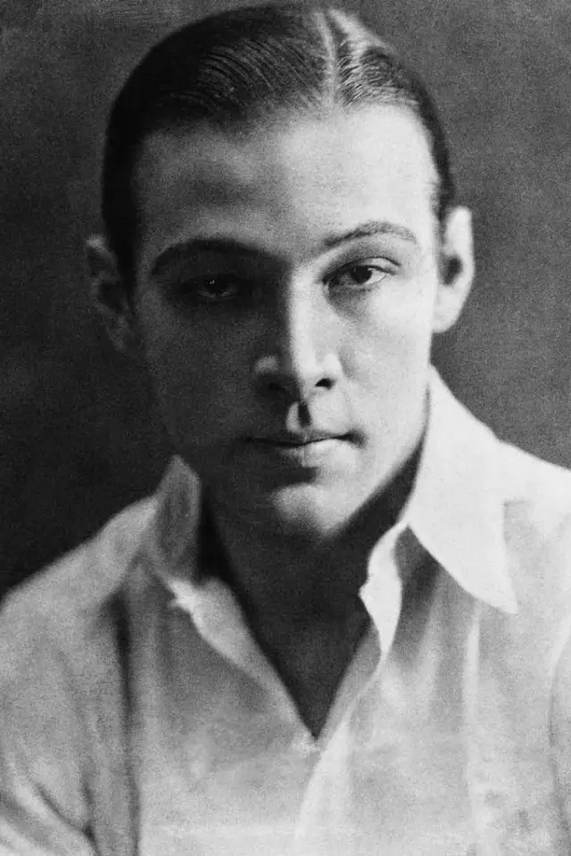 Фото  (Rudolph Valentino)