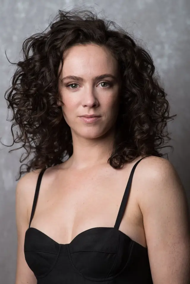 Фото Емі Мансон (Amy Manson)