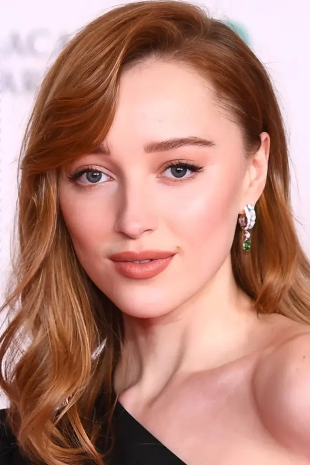 Фото Фібі Дайневор (Phoebe Dynevor)