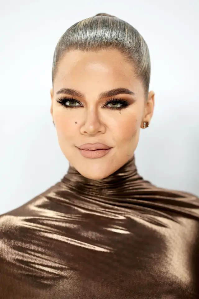 Фото  (Khloé Kardashian)