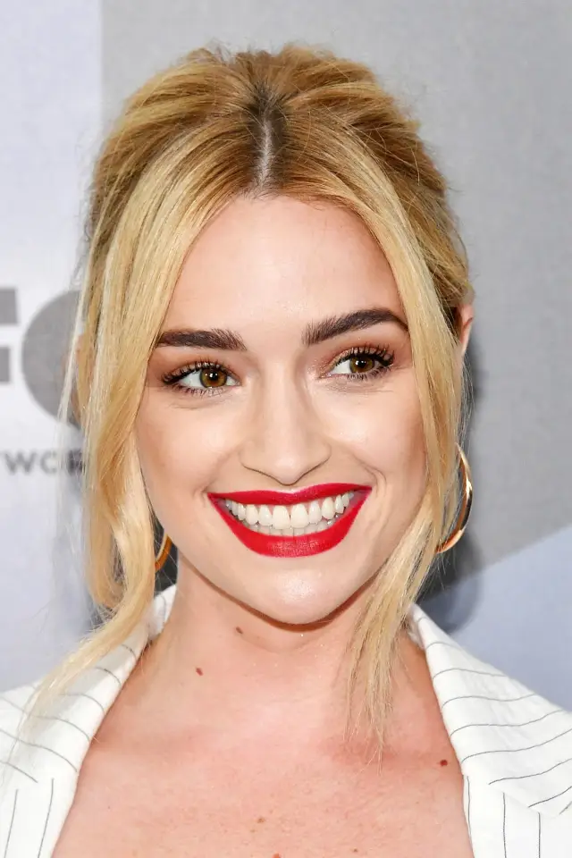 Фото Бріанн Гоуї (Brianne Howey)