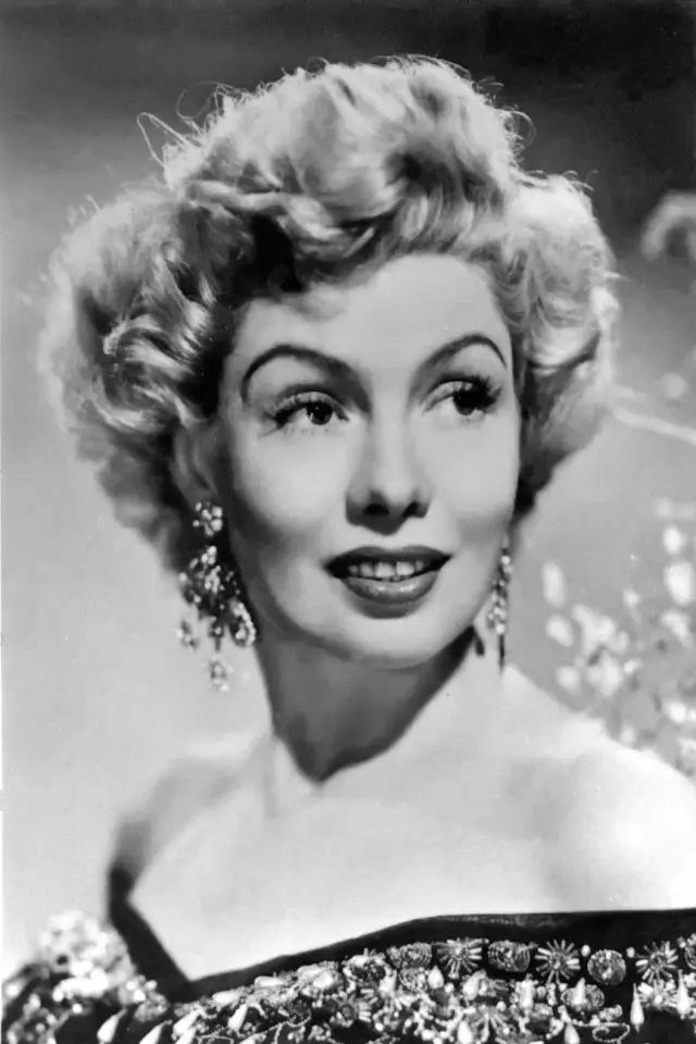 Фото  (Yolande Donlan)