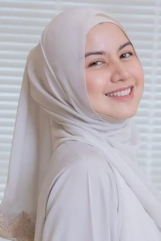 Фото  (Lisa Surihani)