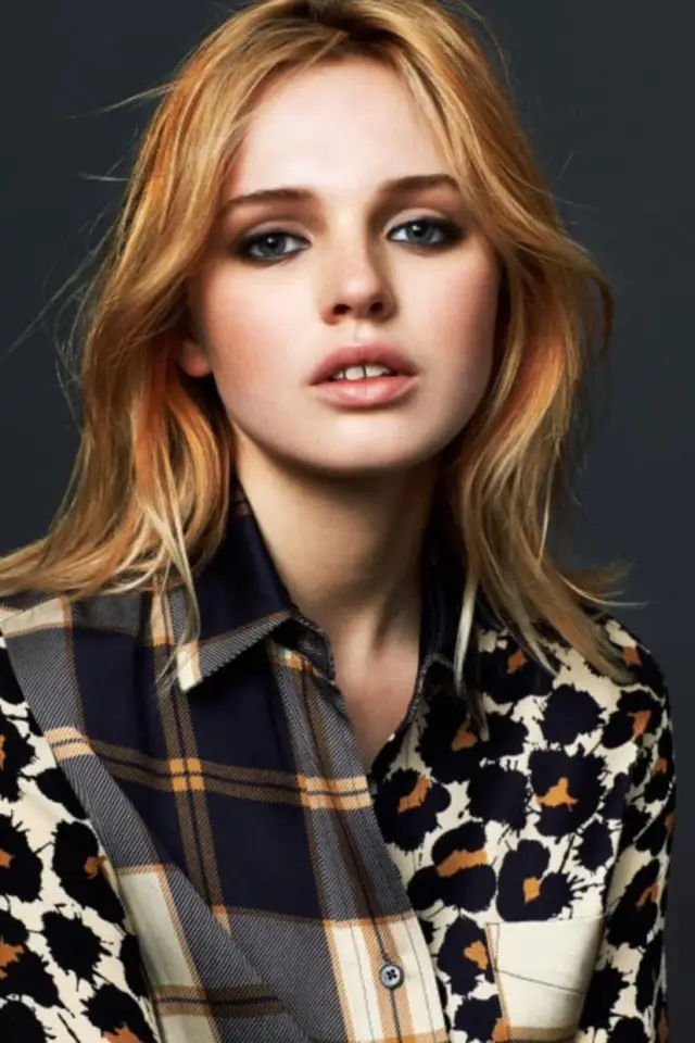 Фото Одеса Янг (Odessa Young)