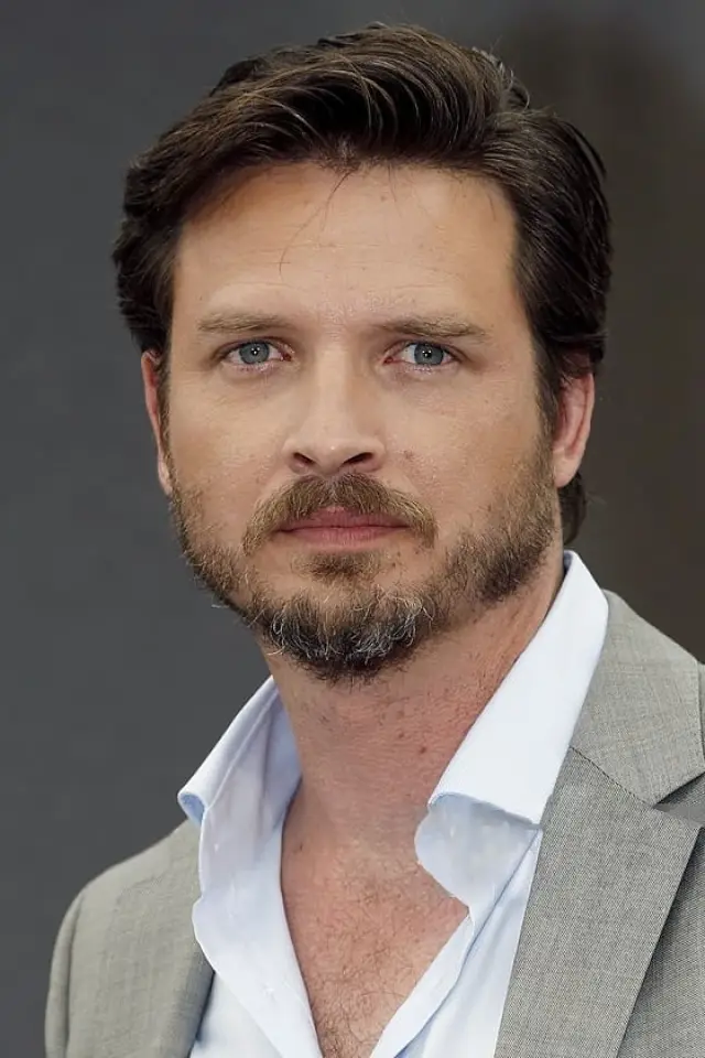 Фото Ейден Янг (Aden Young)