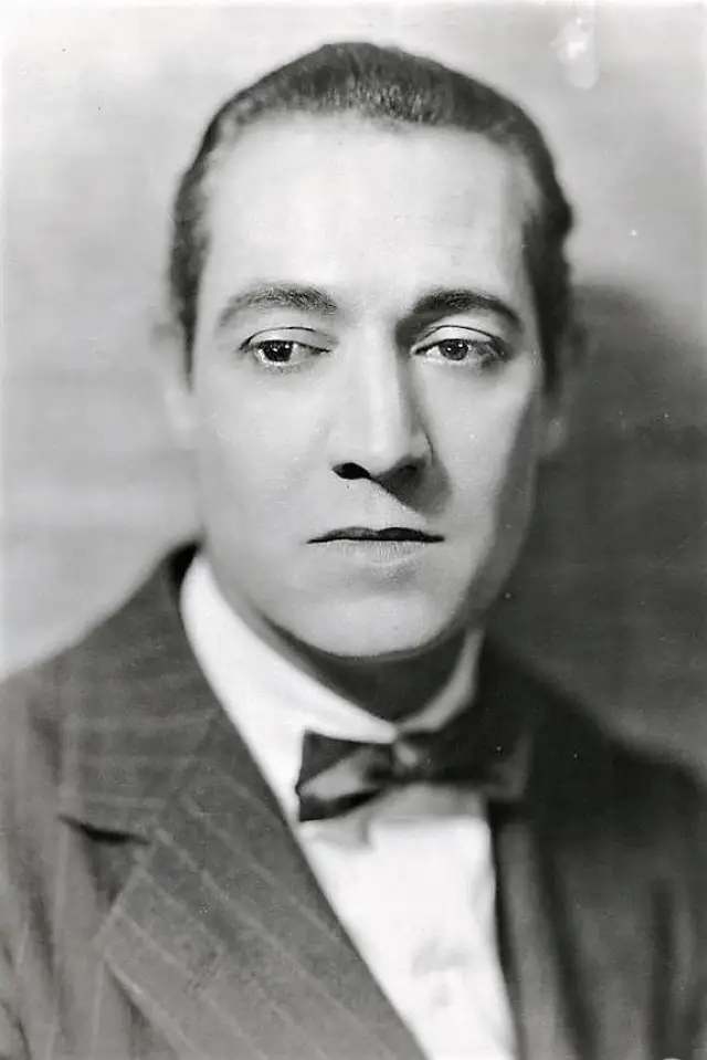 Фото  (Elliott Dexter)