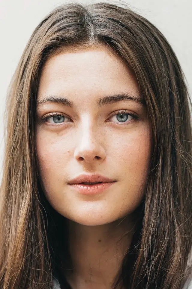 Фото Міллі Бреді (Millie Brady)