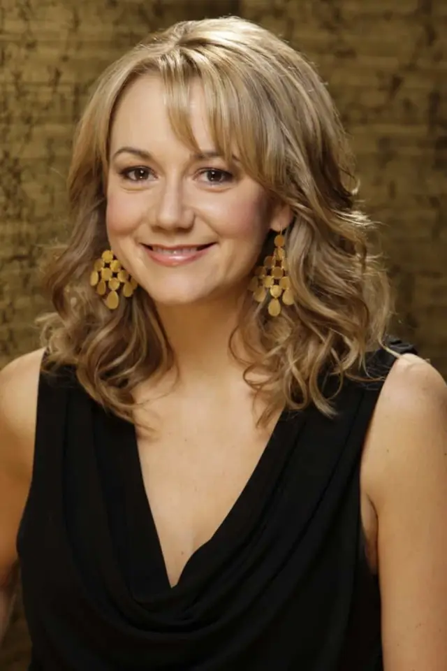 Фото  (Megyn Price)