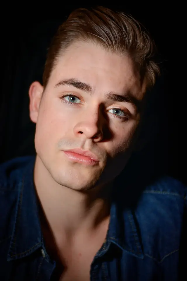 Фото Дейкр Монтгомері. (Dacre Montgomery)