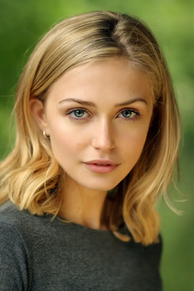 Фото Софі Сімнетт (Sophie Simnett)