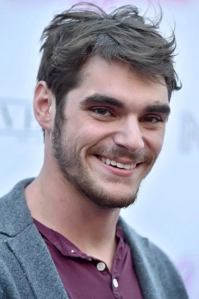 Фото Ар Джей Міттє (RJ Mitte)