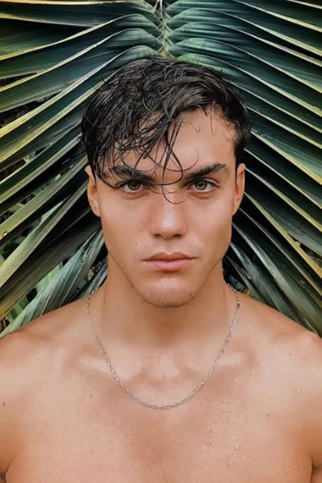 Фото  (Grayson Dolan)
