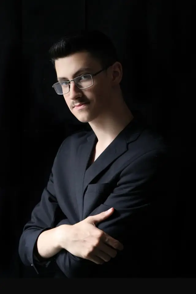 Фото  (Adam Oros)