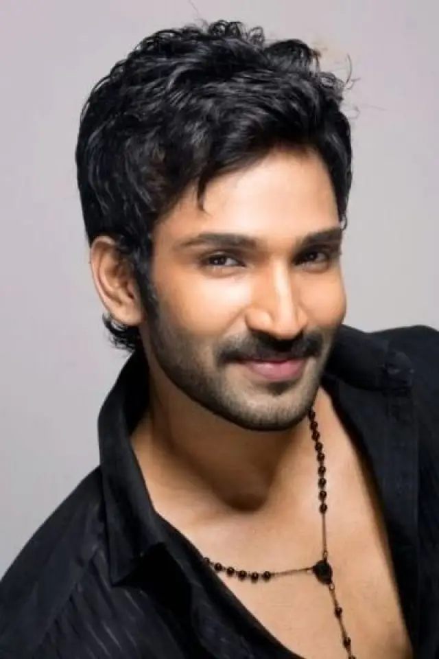 Фото  (Aadhi Pinisetty)