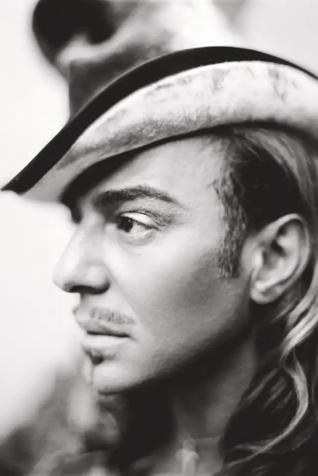 Фото  (John Galliano)