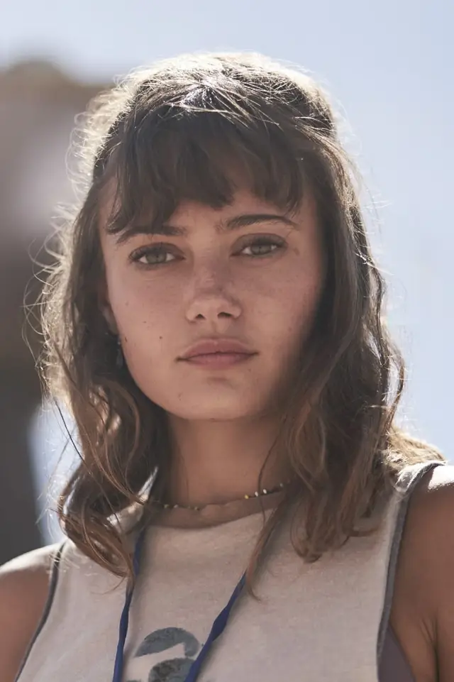 Фото Елла Пернелл (Ella Purnell)