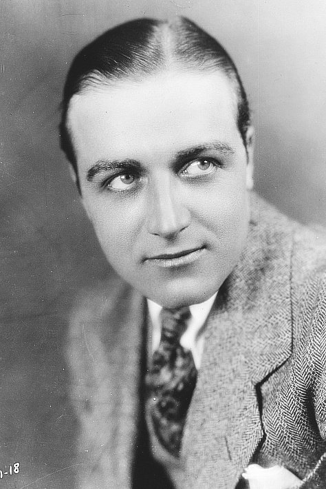 Фото  (James Hall)