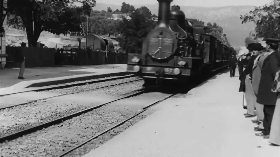 Відео до фільму Прибуття потягу на вокзал Ла-Сьйота — Arrival of a Train at La Ciotat, Lumière Brothers, 1896